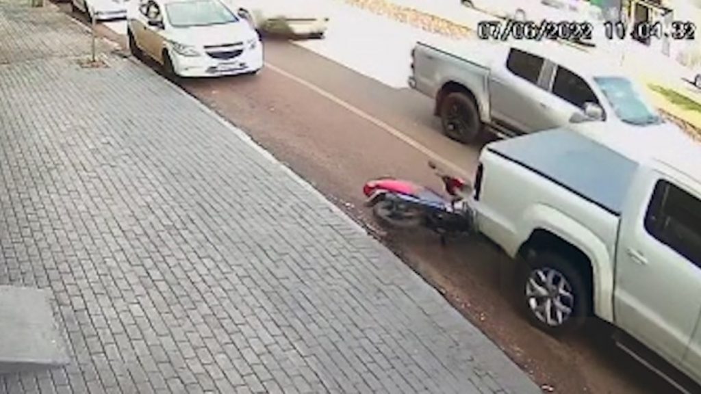 Durante tentativa de estacionar caminhonete, motorista derruba motocicleta estacionada