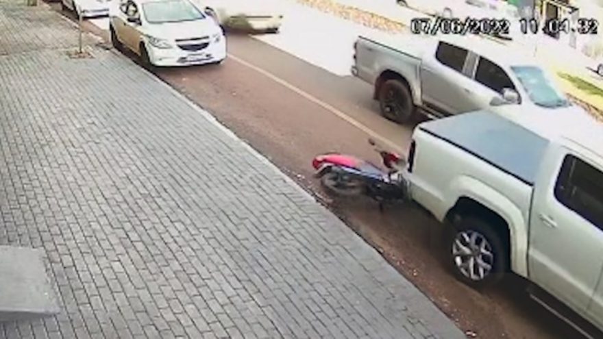 Durante tentativa de estacionar caminhonete, motorista derruba motocicleta estacionada