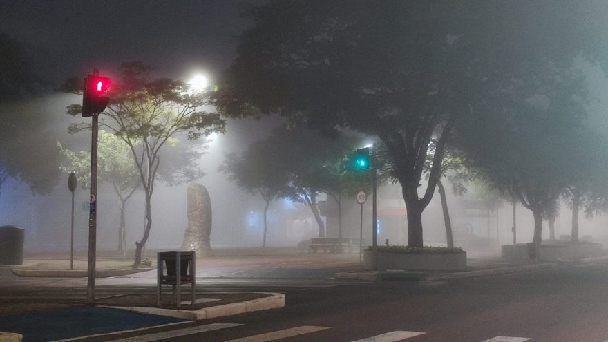Visibilidade zero: densa neblina é registrada durante toda a madrugada em Cascavel