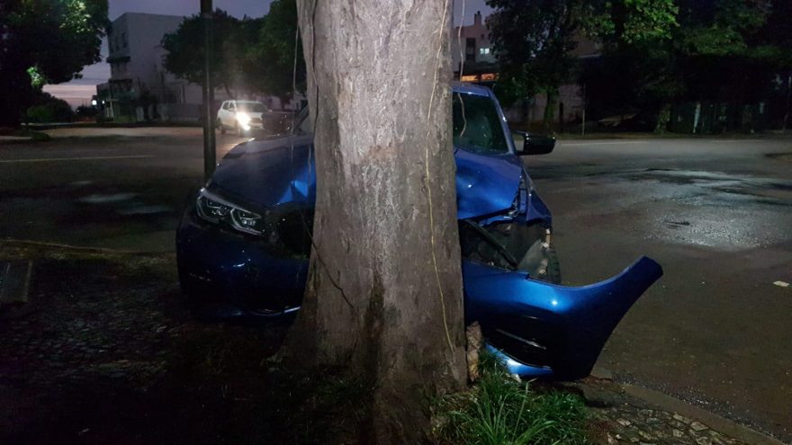 Condutor perde o controle de BMW e atinge árvore no Centro