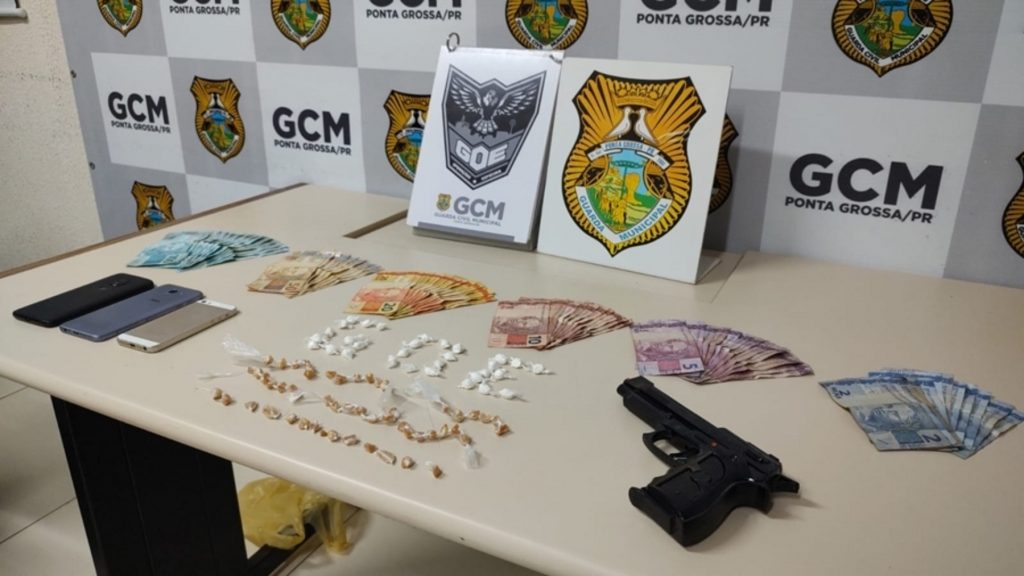 Homem é preso pela GM com bolsa com drogas e celulares