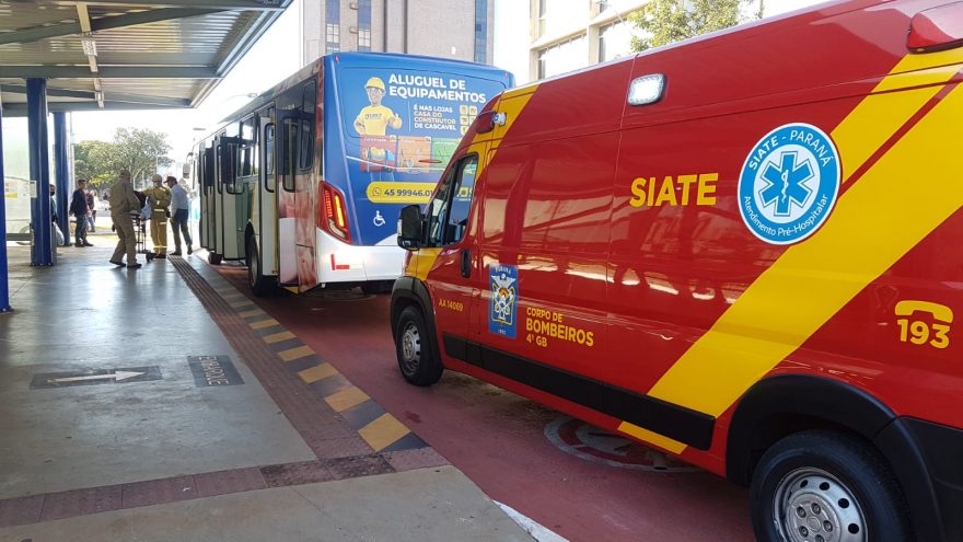 Mulher sofre queda dentro do ônibus do transporte coletivo e precisa ser socorrida pelo Siate