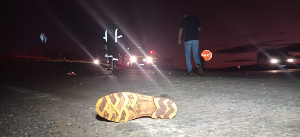 Homem morre em colisão entre Saveiro Cross e caminhão