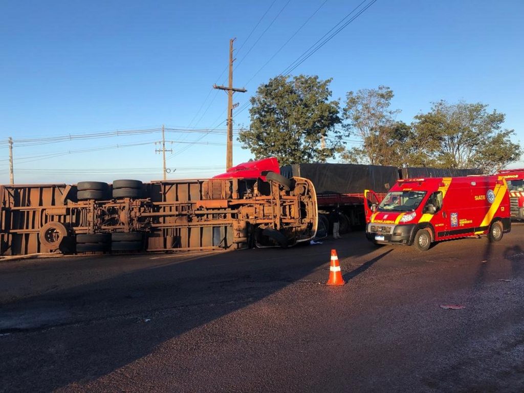Acidente entre carreta e caminhão baú é registrado na BR-163