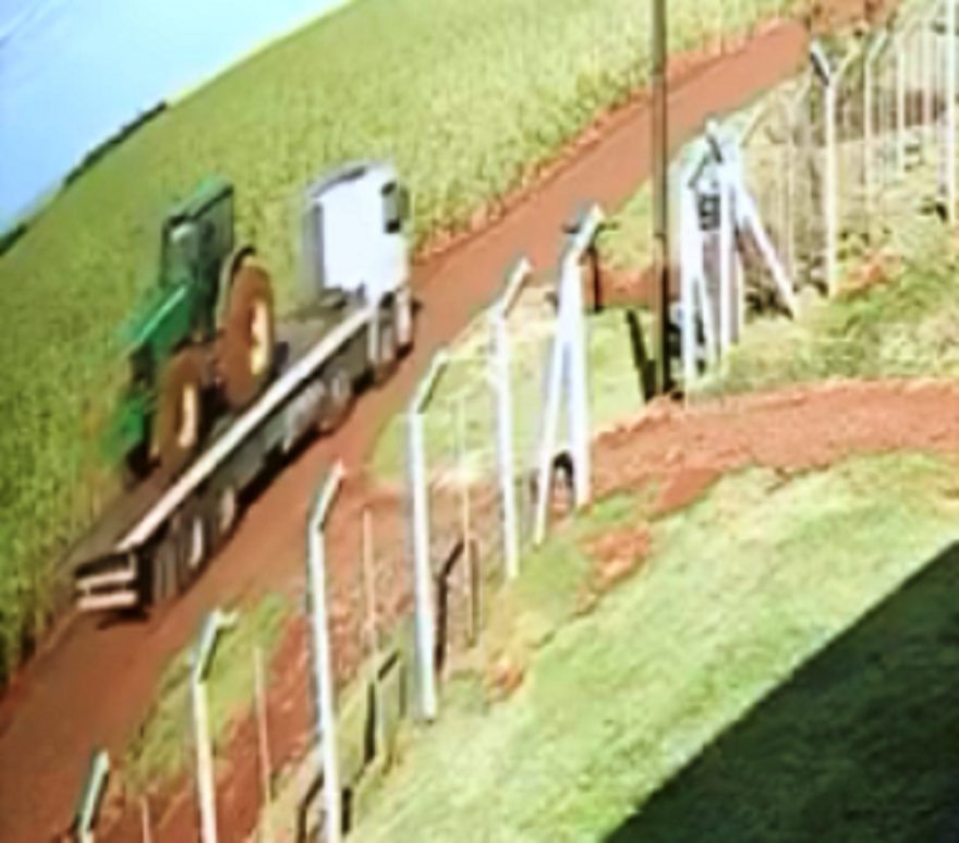 Vídeo: dois tratores são furtados no Paraná