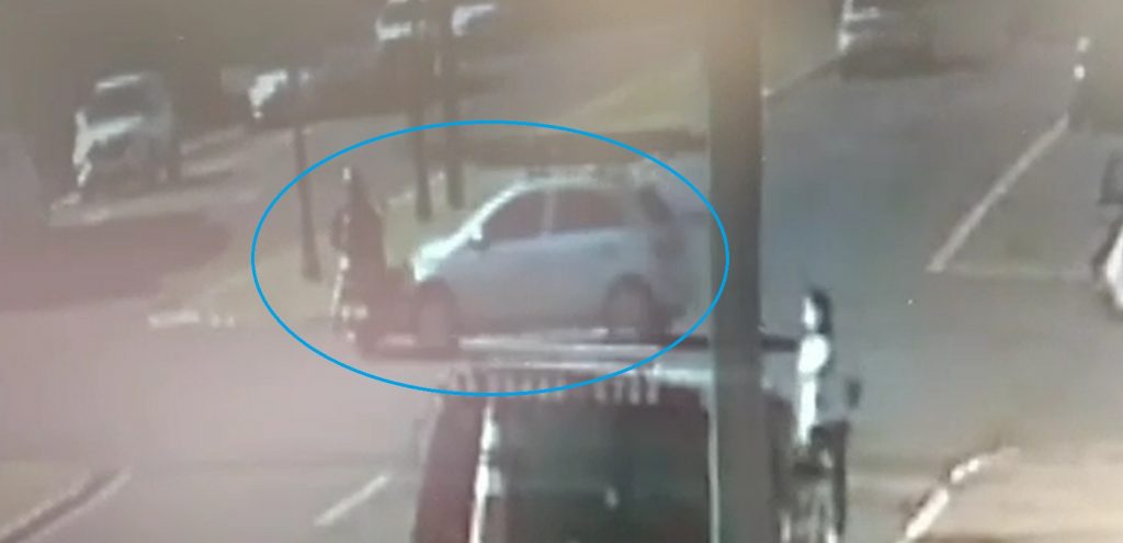 Câmera flagra acidente que deixou mulher ferida no Coqueiral