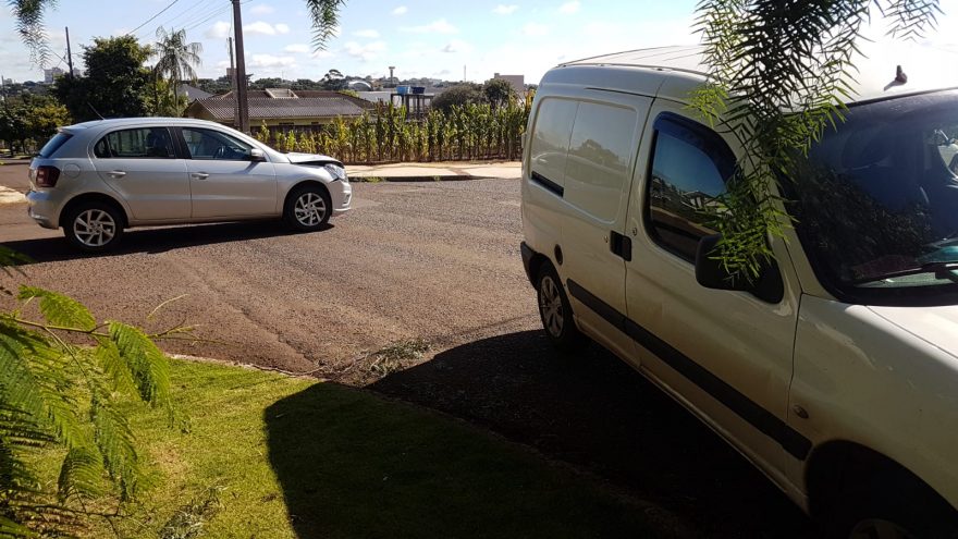 Gol e Kangoo se envolvem em colisão no Jardim Nova York