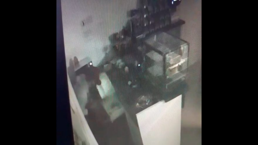 Vídeos mostram ação de ladrão durante arrombamento e furto em posto de combustíveis