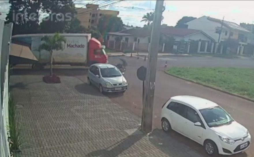 Vídeo mostra colisão entre moto e caminhão no Bairro Coqueiral