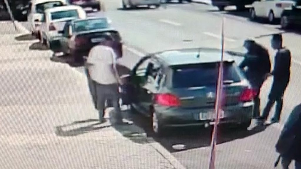 Indivíduos abrem porta do condutor e roubam carro no Centro