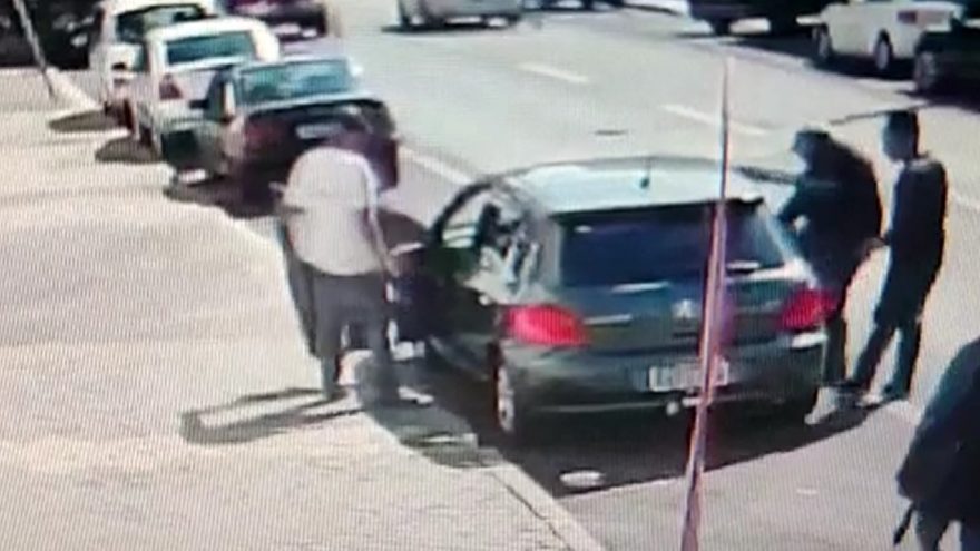 Indivíduos abrem porta do condutor e roubam carro no Centro