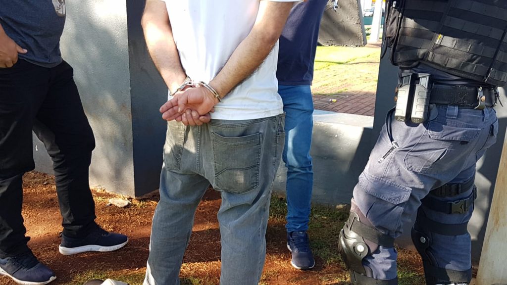 Dois indivíduos suspeitos por roubo são detidos durante abordagem da Guarda Municipal na Praça da Bíblia