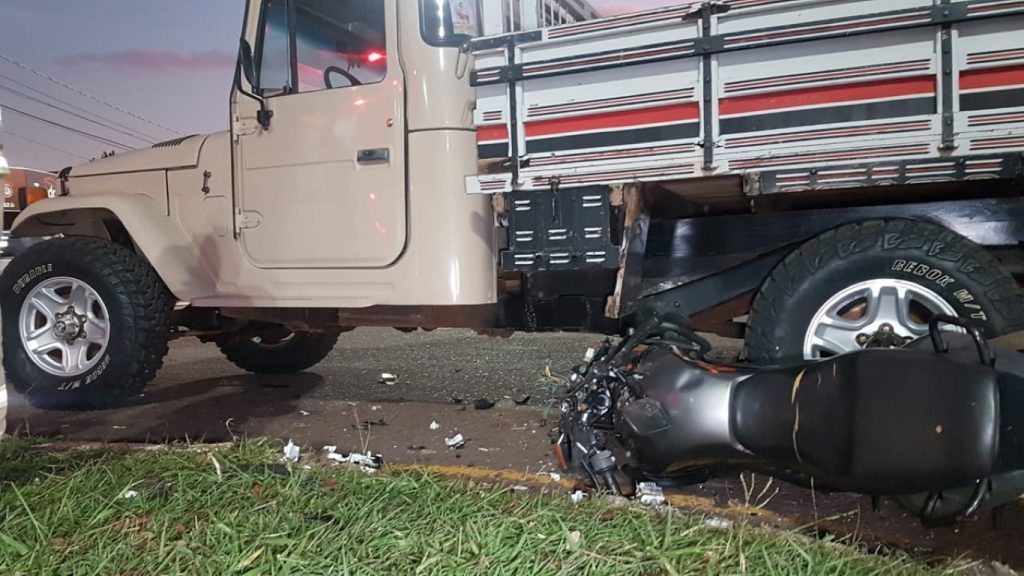 Mulher fica ferida em forte colisão envolvendo moto e caminhonete