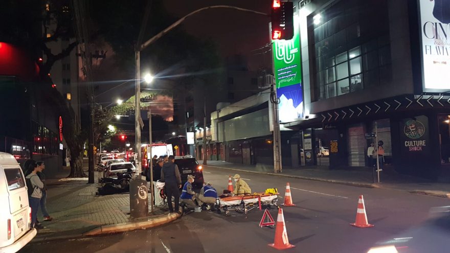 Jovem fica ferido após colisão de trânsito na Rua Paraná