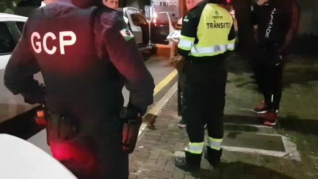 Após colisão no Centro, homem é detido por embriaguez ao volante
