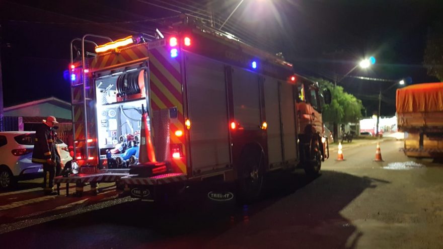 Incêndio em imóvel mobiliza Corpo de Bombeiros na Rua da Colonização