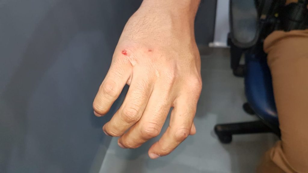 Homem é detido após ‘mostrar o dedo’ e tentar agredir equipe da Polícia Militar