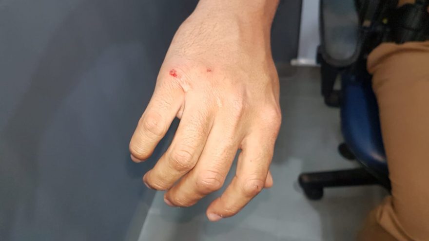 Homem é detido após ‘mostrar o dedo’ e tentar agredir equipe da Polícia Militar