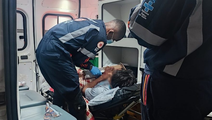 Rapaz é violentamente espancado após suposta dívida de drogas; vítima teve os braços quebrados