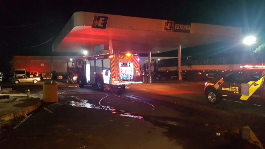 Bombeiros agem rápido e evitam tragédia em incêndio em restaurante de posto de combustíveis na Av. Carlos Gomes