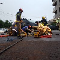 Imagem referente a Motociclista fica preso embaixo de veículo durante grave acidente no Maria Luiza
