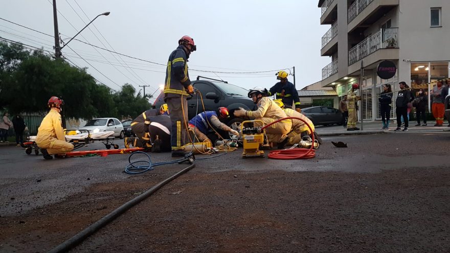 Motociclista fica preso embaixo de veículo durante grave acidente no Maria Luiza
