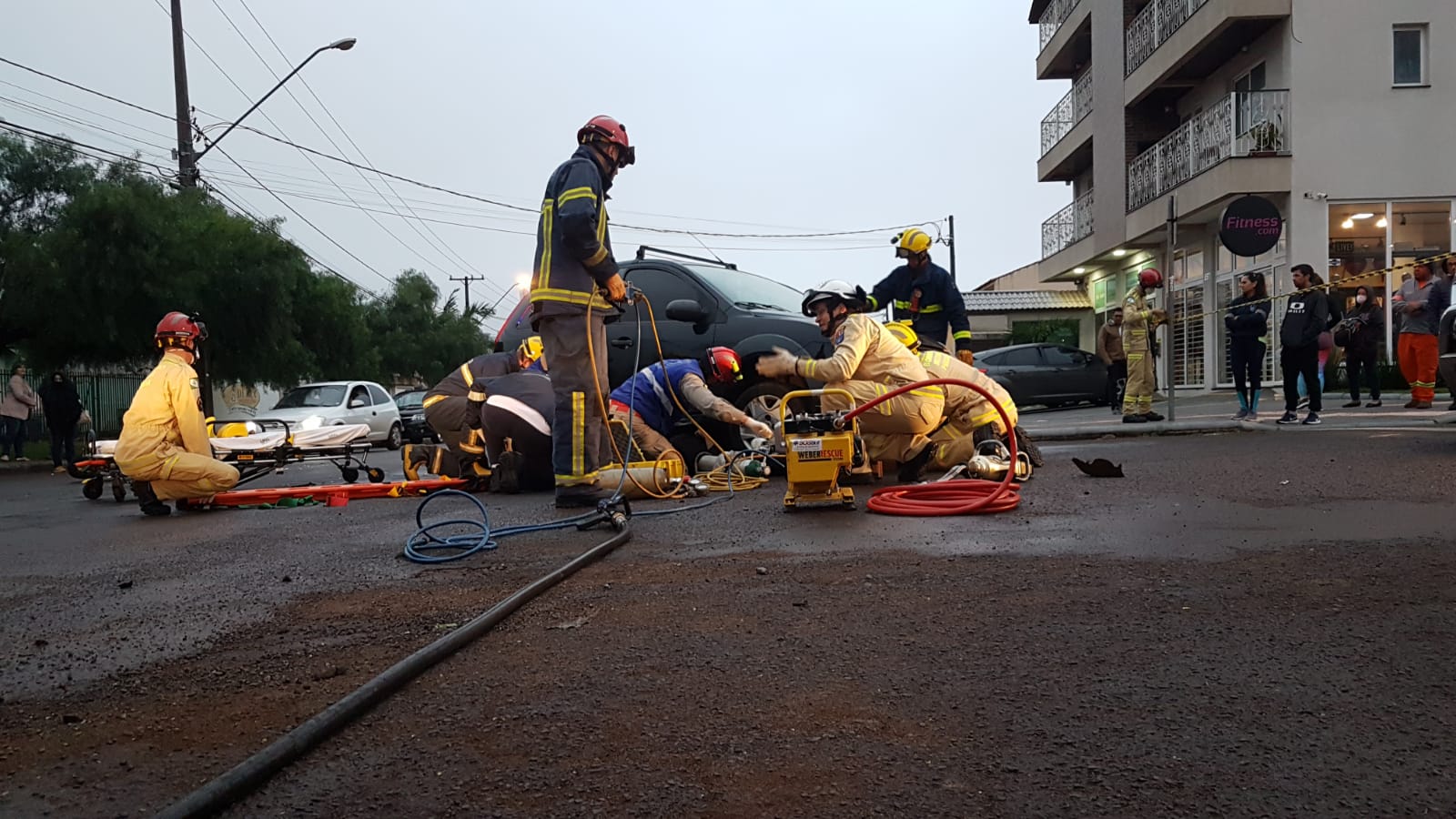 Motociclista fica preso embaixo de veículo durante grave acidente no Maria Luiza CGN