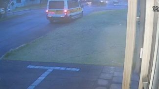 Vídeo mostra momento em que motociclista é atropelado e vai parar embaixo de carro