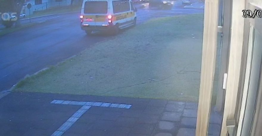 Vídeo mostra momento em que motociclista é atropelado e vai parar embaixo de carro