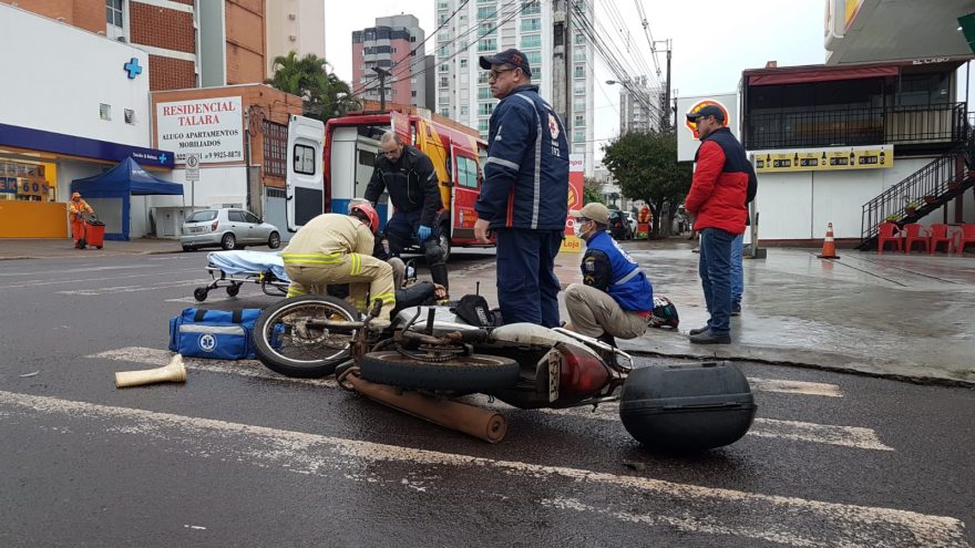 Motociclista fica ferido após se envolver em colisão com o veículo do Samu, no Centro de Cascavel