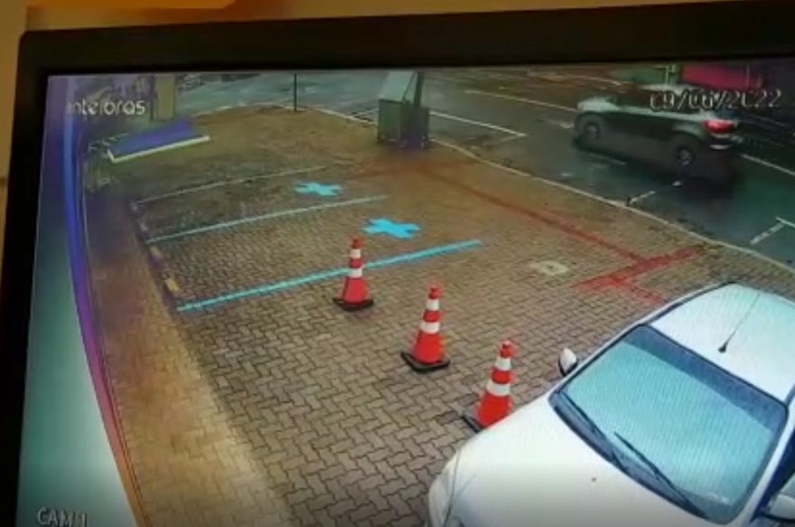 Câmera de monitoramento registra momento em que motociclista é atingido por carro no Centro