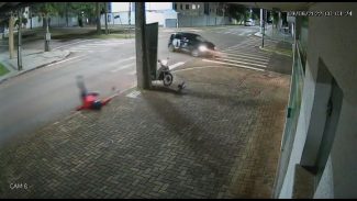 Vídeo mostra carro fugindo de acidente após provocar forte colisão no Bairro Coqueiral