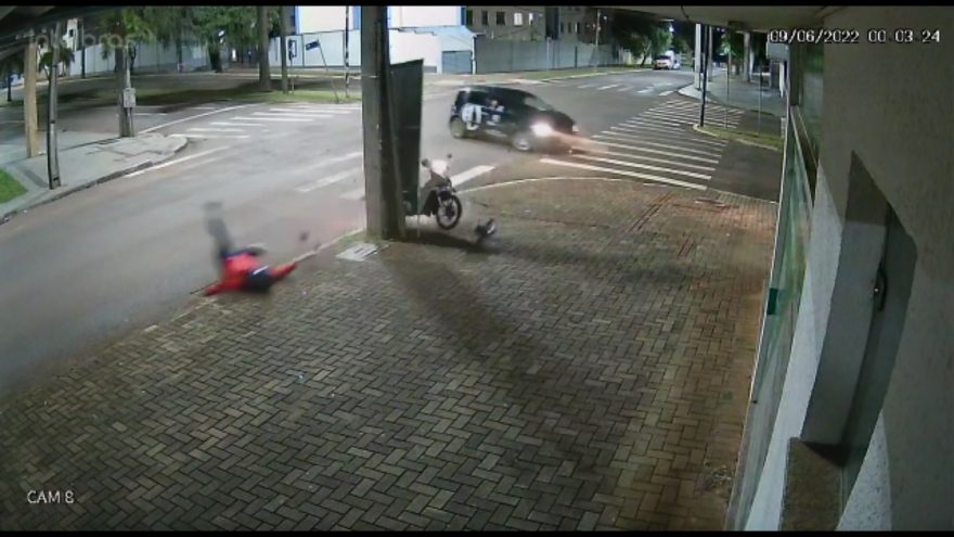 Vídeo mostra carro fugindo de acidente após provocar forte colisão no Bairro Coqueiral