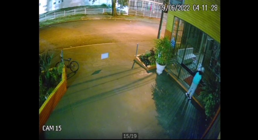 Vídeo mostra tentativa de arrombamento e furto em empresa no Bairro Parque São Paulo