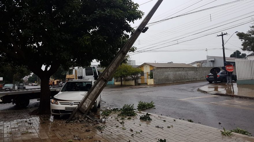Carro bate contra poste e deixa parte da Região Sul sem energia