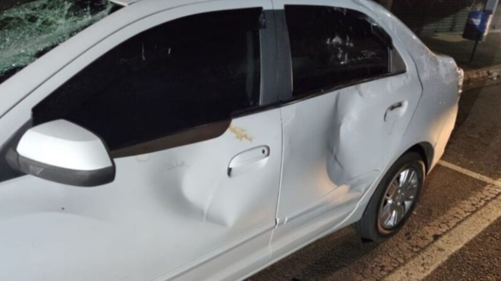 Jovem alterado danifica carro por suspeita de traição
