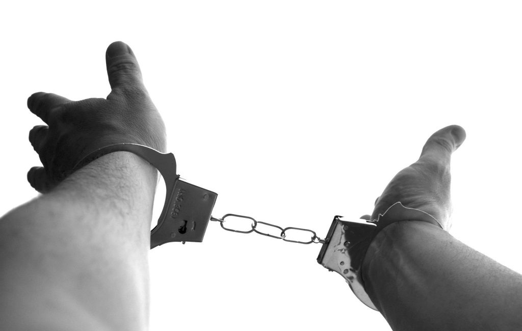 Homem é preso por arremessar bebê de nove metros de altura