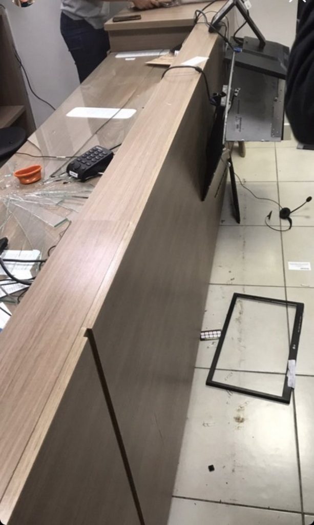 Homem quebra clínica odontológica por não ter dentista para remover um “chip do dente da esposa”