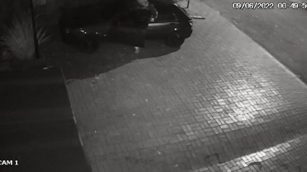 Vídeo mostra indivíduo suspeito de realizar furto em carro estacionado