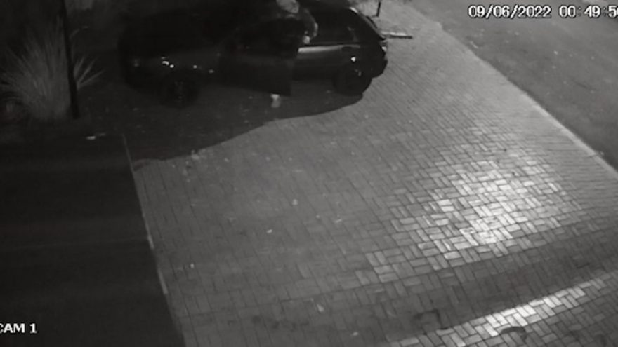 Vídeo mostra indivíduo suspeito de realizar furto em carro estacionado