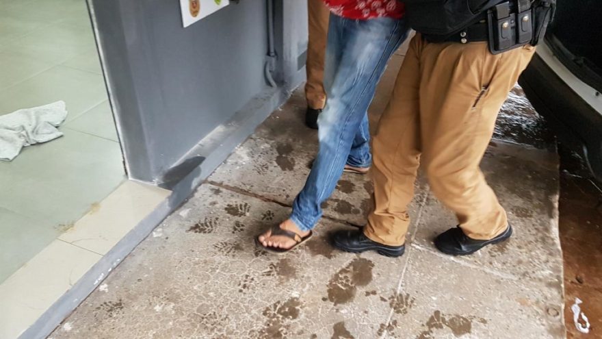 Após denúncias de agredir esposa, homem é detido e chora ao chegar na delegacia