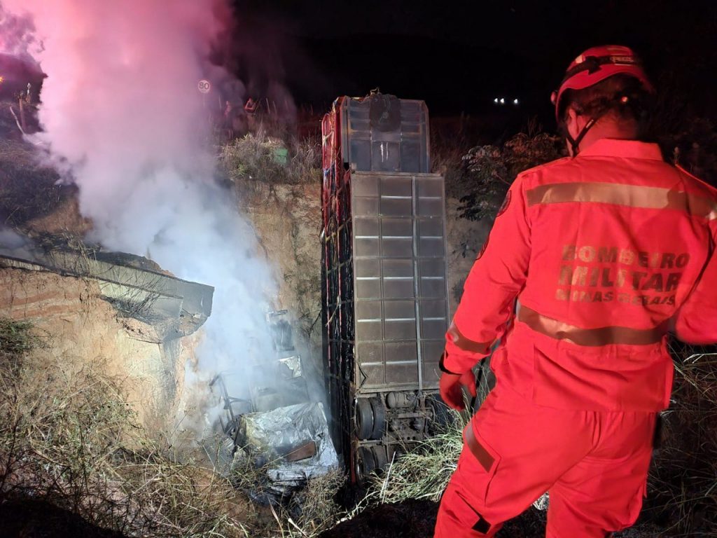 “Trenzinho da Alegria” cai em barranco de 15 metros, pega fogo, e duas pessoas morrem carbonizadas