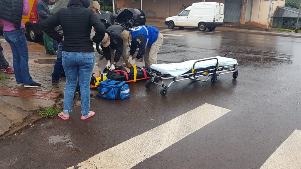 Jovem fica ferido em colisão entre carro e moto no Guarujá