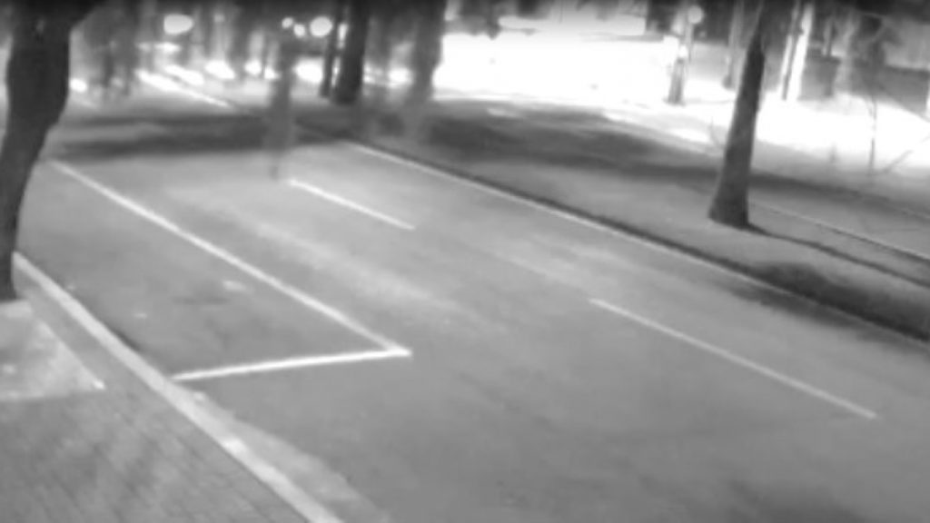 Veja outro ângulo de acidente em que motociclista fratura o braço na Avenida Brasil