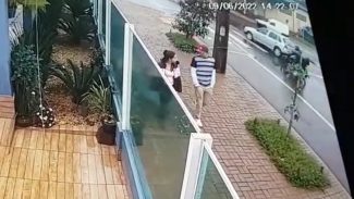 Vídeo mostra que motociclista ultrapassava carro durante acidente no Bairro Guarujá