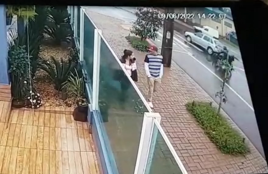 Vídeo mostra que motociclista ultrapassava carro durante acidente no Bairro Guarujá
