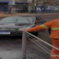 Imagem referente a Vídeos mostram momento em que homem joga carro contra garis no Centro