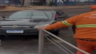 Vídeos mostram momento em que homem joga carro contra garis no Centro