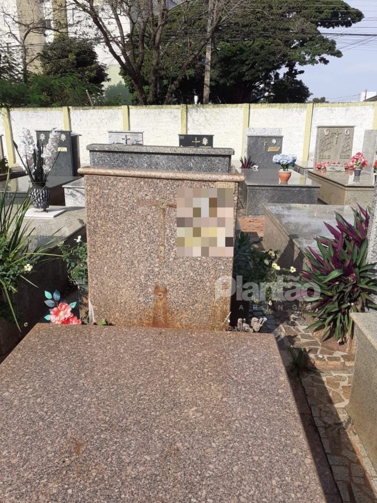 Bandidos furtam objetos de cobre de túmulos do Cemitério Municipal
