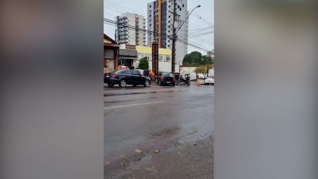 Veja por outro ângulo momento em que motorista tenta atropelar garis no Centro